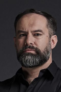 Jose Domingos interpreta Mr. Raul Delgado