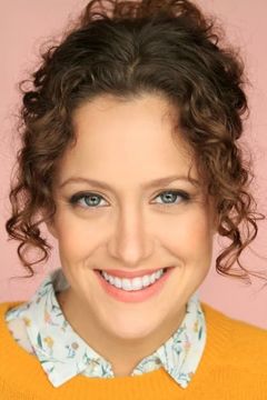 Anna Rose Hopkins interpreta Carly