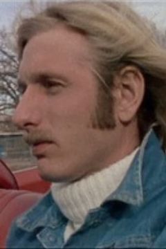 Jesse Adams interpreta Extra (uncredited)