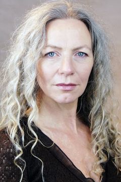 Seylan Baxter interpreta Corinne O'Dowd