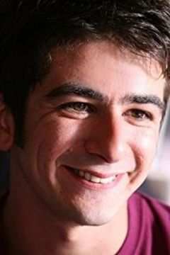 Francesco Mandelli interpreta Luca Serino