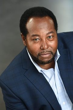 Milton Saul interpreta U.S. Marshal (uncredited)