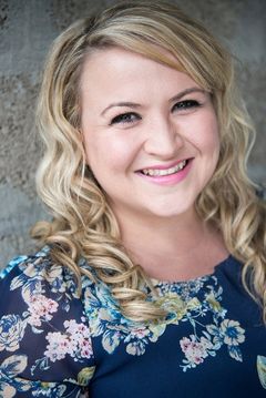 Leah MacRae interpreta Sophie Warren