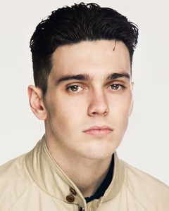 Jack Rowan interpreta Gene Lord