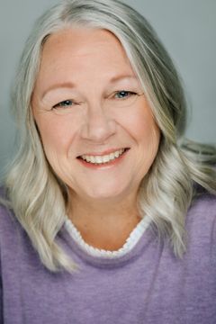 Nikki Bryce interpreta Cafe Owner