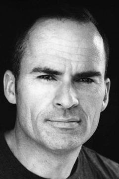 Mark Derwin interpreta Lou Kasischke