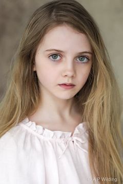 Evie Templeton interpreta Grace Holland