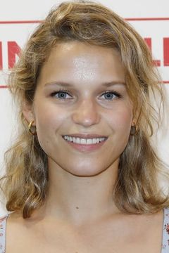 Margaux Chatelier interpreta Angélina, César's niece