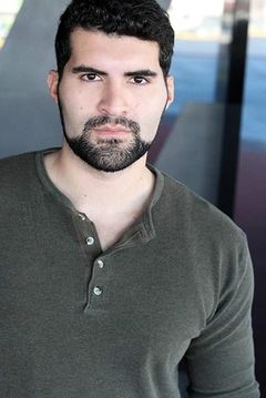 Cristian Gonzalez interpreta Louis