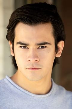 Bryce Cass interpreta Tyler