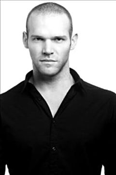 Matthew Clancy interpreta Ingo