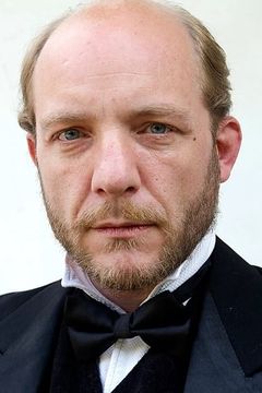 Nicolas de Lavergne interpreta Auguste Dutrieux (uncredited)