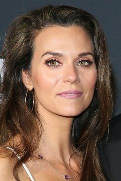 Hilarie Burton interpreta Sara Ellis