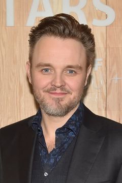 Matthew Newton interpreta Armand
