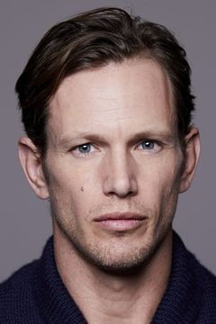 Kip Pardue interpreta George