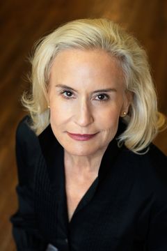 Elizabeth Holder interpreta Gladys