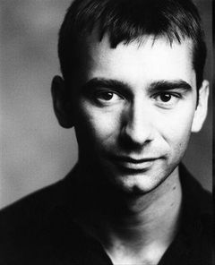 Charlie Condou interpreta Auguste