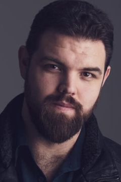 Joshua Bainbridge interpreta Bartender