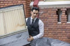Steven Cabral interpreta Bank Clerk