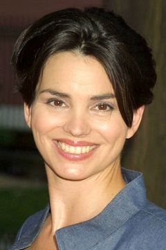 Karen Duffy interpreta Actress 'Elaina'