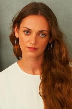 Katie Bird Nolan interpreta Maria