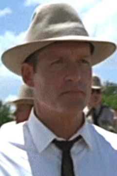 Woody Watson interpreta Crooked Miami Cop #1