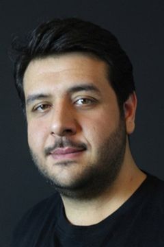 Fatih Yücebağ interpreta Sadık