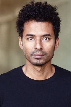 Anil Raman interpreta Aaron