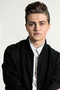 Shane Harte interpreta Luke