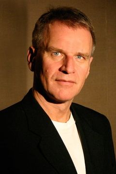 Peter James Haworth interpreta Treasury Guard