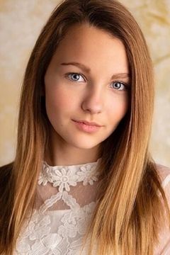 Livvy Stubenrauch interpreta Young Anna (Ahtohallan Voice) (voice)