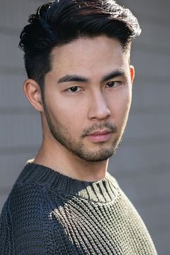 Brandon Marc Higa interpreta Petting Zoo Staff (uncredited)