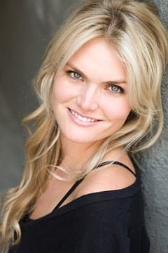 Courtney Parks interpreta Alexis