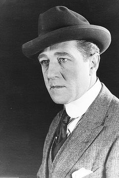 Crauford Kent interpreta Doctor (uncredited)