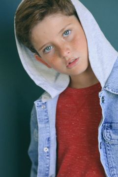 Kameron Brummer interpreta Toy Store Kid