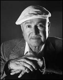 John A. Alonzo interpreta Miguel