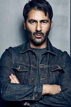 Armin Amiri interpreta Dr. Moayedizadeh