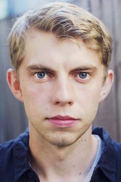 Harry Greenwood interpreta Henry Brown