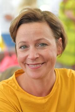 Jule Ronstedt interpreta Lehrerin