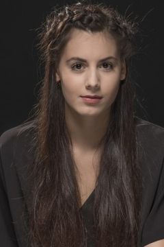 Patrícia Tary interpreta Dumb American Girl #1