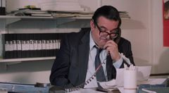 Dick Randall interpreta Mr. Hassan