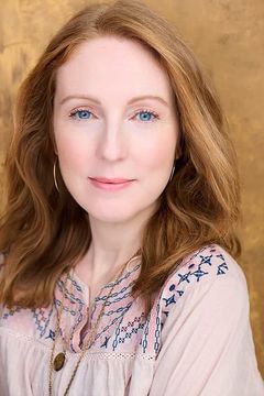Erin Rein interpreta Debra