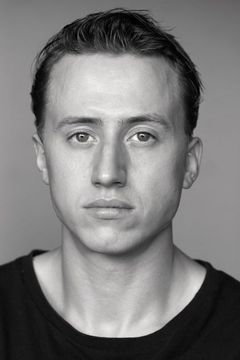 Theo Barklem-Biggs interpreta Richard