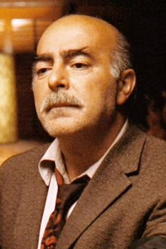 Michael V. Gazzo interpreta Threlkis (uncredited)