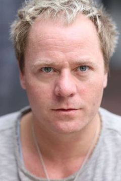 Dustin Semmelrogge interpreta Oskar (voice)