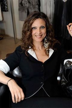 Eleonora Cajafa interpreta Gisella, la maestra e moglie di Ernesto
