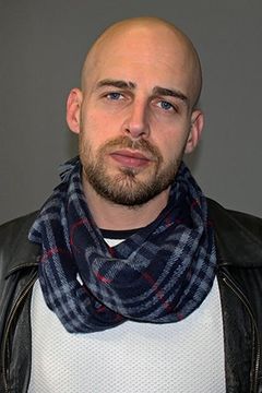 Alex Anlos interpreta Sniper