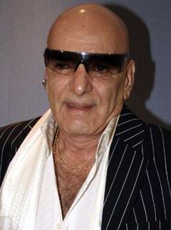 Feroz Khan interpreta Prince Raghu Kumar
