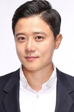 Ko Han-min interpreta North Korean crowd