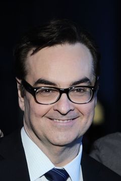 Steve Higgins interpreta Dean Jones